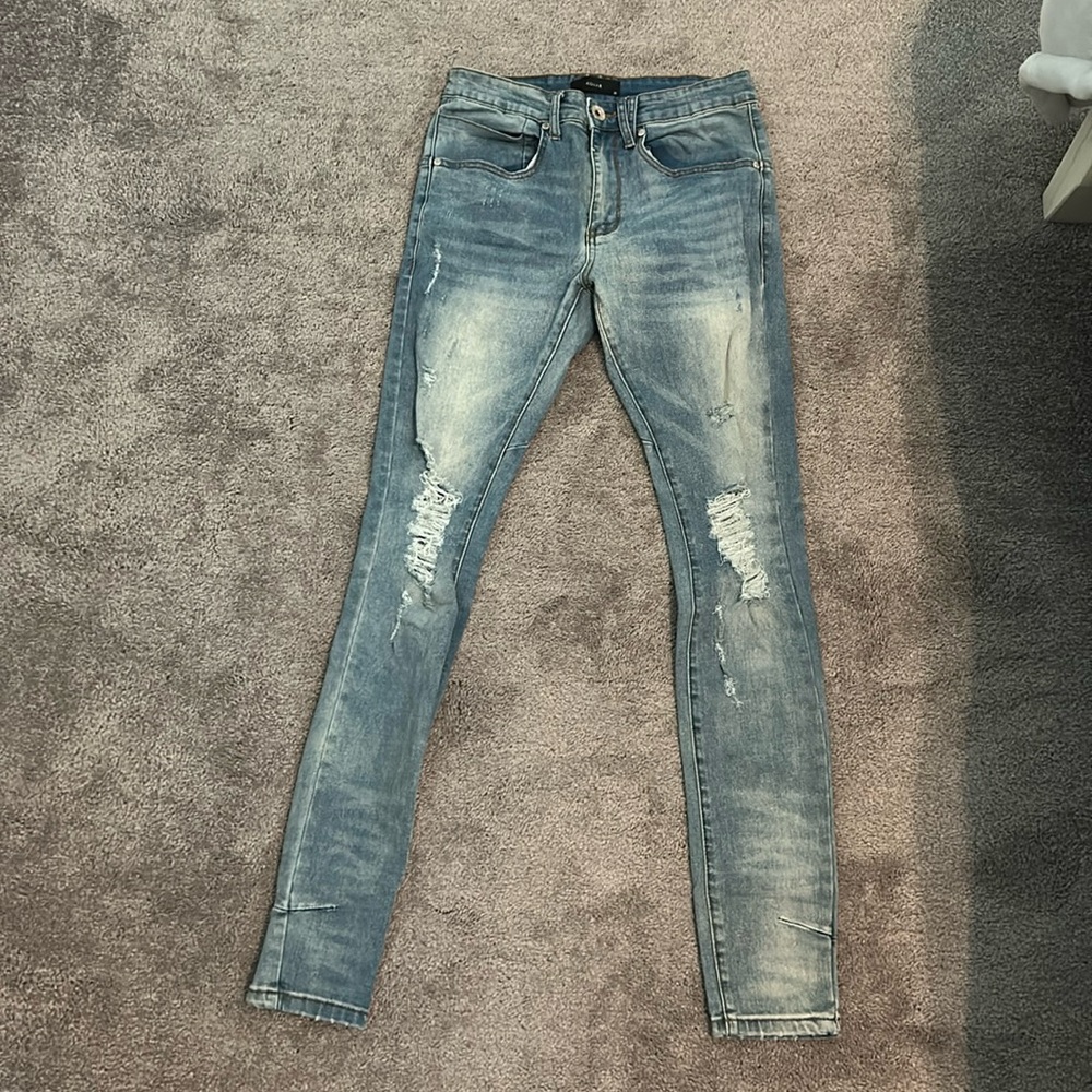 Distressed skinny jeans